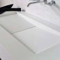 Umywalka z odpływem lizniowym wykonana z białego mikrocementu portlandzkiego na wymiar ; ) koszt około 900 zł.