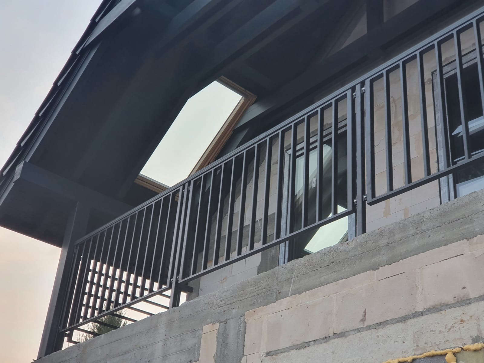 Zlecenie dotyczące wykonania produkcji i montażu stalowych balustrad