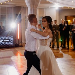 IvanTech Michał Iwanisik - Para młoda w tańcu podczas wesela, oświetlenie sceniczne, goście w tle