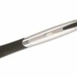 Srebrny długopis automatyczny z czarnym gumowym uchwytem, leżący ukośnie na białym tle.