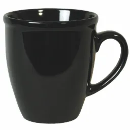 Czarny, ceramiczny kubek z połyskującą powierzchnią, ustawiony na białym tle.