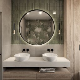 STUDIO KM architektura wnętrz Katarzyna Michoń-Kotas - Nowoczesna łazienka z okrągłym lustrem podświetlanym LED, dwoma umywalkami nablatowymi i drewnianą szafką pod umywalką. Na ścianie dekoracyjne płytki.