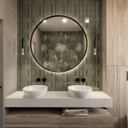 STUDIO KM architektura wnętrz Katarzyna Michoń-Kotas - Nowoczesna łazienka z dwoma umywalkami nablatowymi, okrągłym lustrem z podświetleniem LED i drewnianą szafką pod umywalką. W tle zielona mozaika.