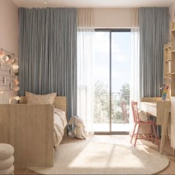 STUDIO KM architektura wnętrz Katarzyna Michoń-Kotas - Jasny pokój dziecięcy z drewnianym łóżkiem, biurkiem i regałem. Na ścianie grafiki z wieżą Eiffla i dekoracyjne lampki. Widok na balkon przez okno.