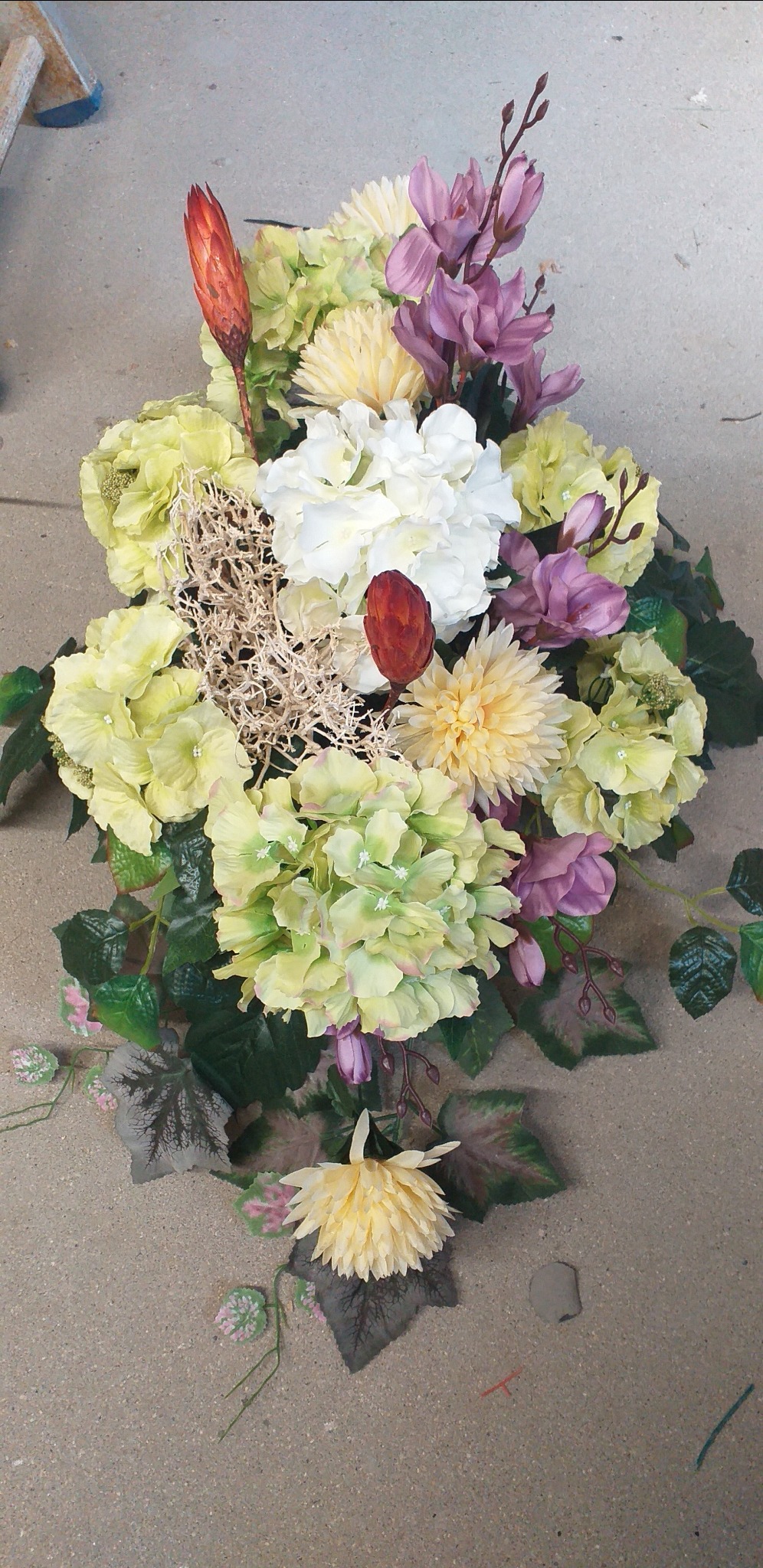 Odświeżanie literek odpowiednimi farbami i impregnacja kamienia odpowiednimi preparatami.