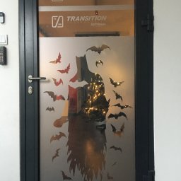 folia szroniona położona na drzwiach wejściowych do biura