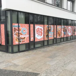 oklejone witryny powstającego lokalu gastronomicznego