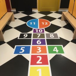 plansza do gry przedszkolu w formie naklejki naklejonej na podłodze 