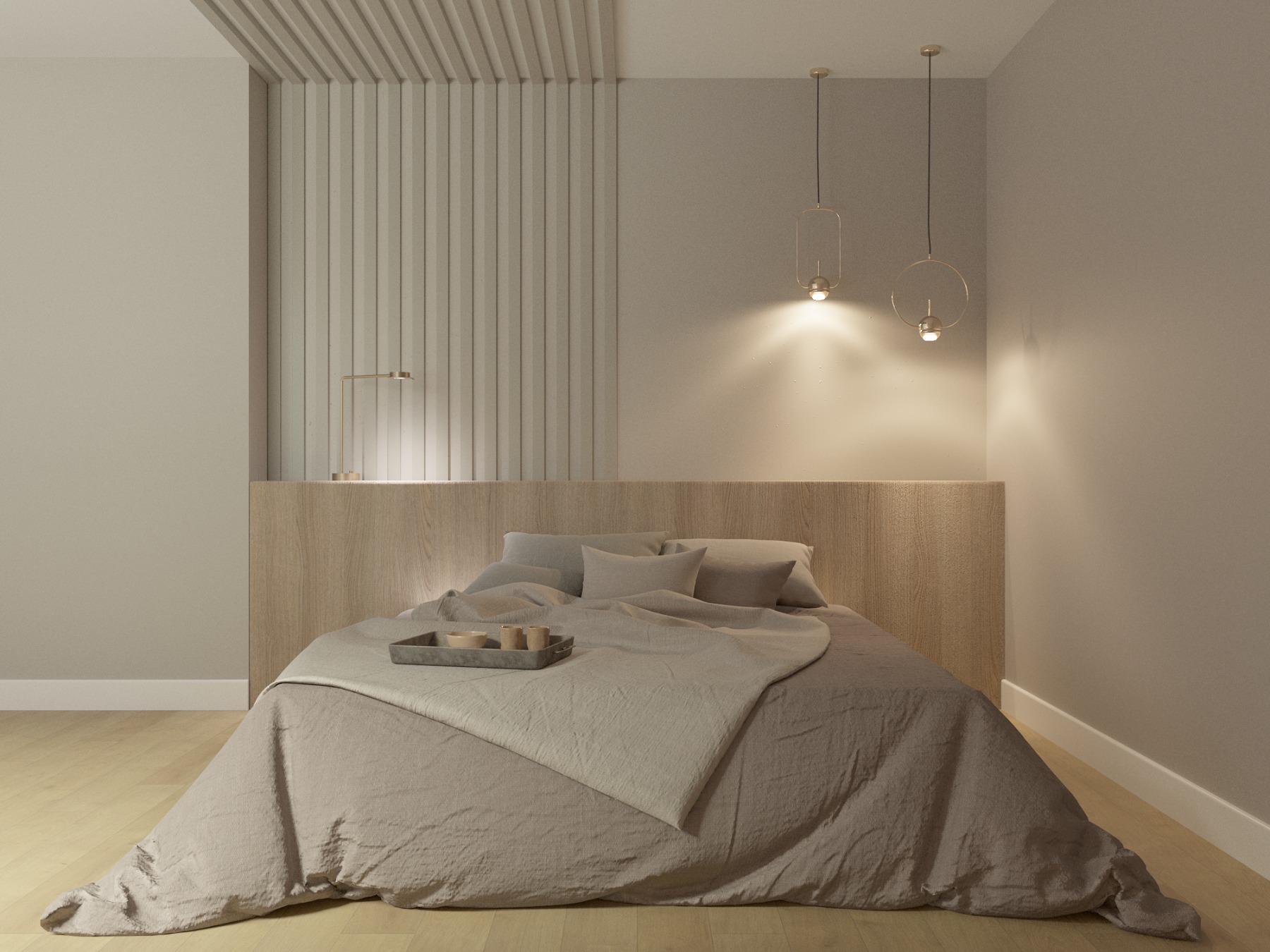 Minimalistyczna sypialnia z łóżkiem, drewnianym wezgłowiem, dekoracyjną ścianą z listew, metalową lampką nocną i wiszącymi lampami o geometrycznych kształtach, na łóżku taca z ceramicznymi kubkami.