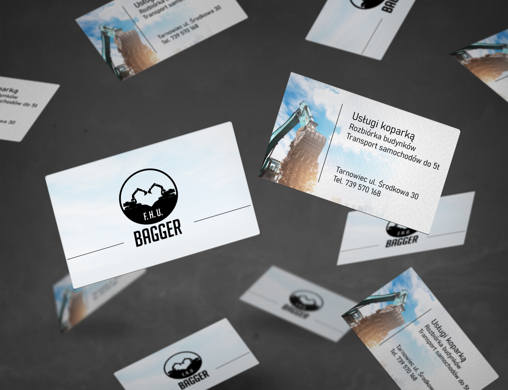 Rozrzucone wizytówki firmy oferującej usługi koparką, rozbiórkę budynków i transport samochodów do 5t, z logo firmy 'F.H.U. BAGGER' przedstawiającym dwie koparki.