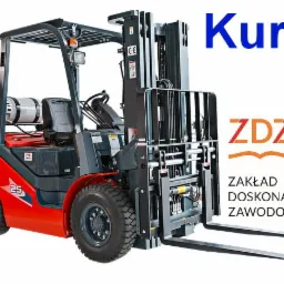 Czerwono-szary wózek widłowy spalinowy z butlą gazową, widoczny napis 'Kurs' i logo ZDZ (Zakład Doskonalenia Zawodowego).