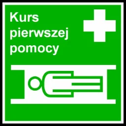Zielony znak informacyjny z białym napisem 'Kurs pierwszej pomocy' oraz symbolem osoby leżącej na noszach i białym krzyżem, charakterystyczny dla szkoleń w Pile.