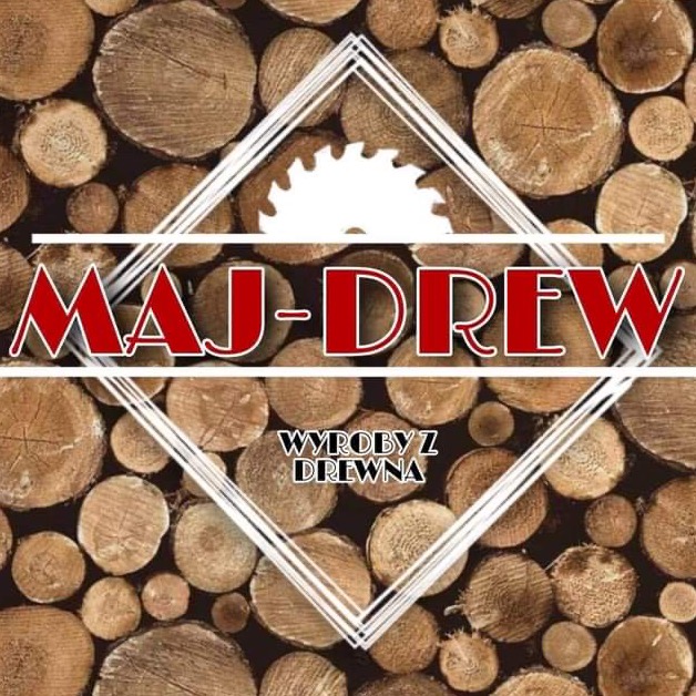Logo firmy MAJ-DREW na tle stosu drewnianych bali, z motywem piły tarczowej i napisem 'Wyroby z drewna'.