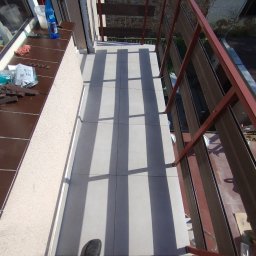 zaizolowanie balkonu hydroizolacją, ułożenie płytek, odświeżenie balustrady, nowe deski 