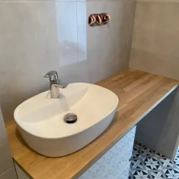 Montaż płytek i umywalki.