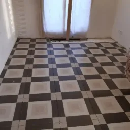 Montaż płytek podłogowych.