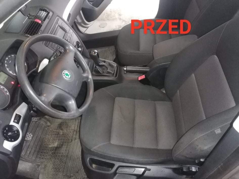 Wnętrze samochodu Skoda Octavia przed czyszczeniem tapicerki, widoczne brudne fotele i dywaniki.