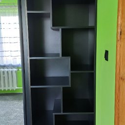 Ewelina Galwiaczek Meble Ni-Na - Ciemnoszara szafa wnękowa z przesuwnymi drzwiami lustrzanymi i asymetrycznymi półkami, na tle limonkowo-zielonej ściany i drewnianych drzwi.