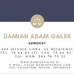Wizytówka z imieniem i nazwiskiem adwokata Damiana Adama Gałka, adresem kancelarii w Jeleniej Górze, numerami telefonów, adresem strony internetowej i adresem e-mail, uzupełniona o logo z wagą.