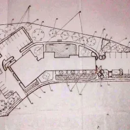 Ręcznie rysowany plan zagospodarowania terenu wokół budynku z zaznaczonymi drzewami, parkingiem i elementami zieleni.