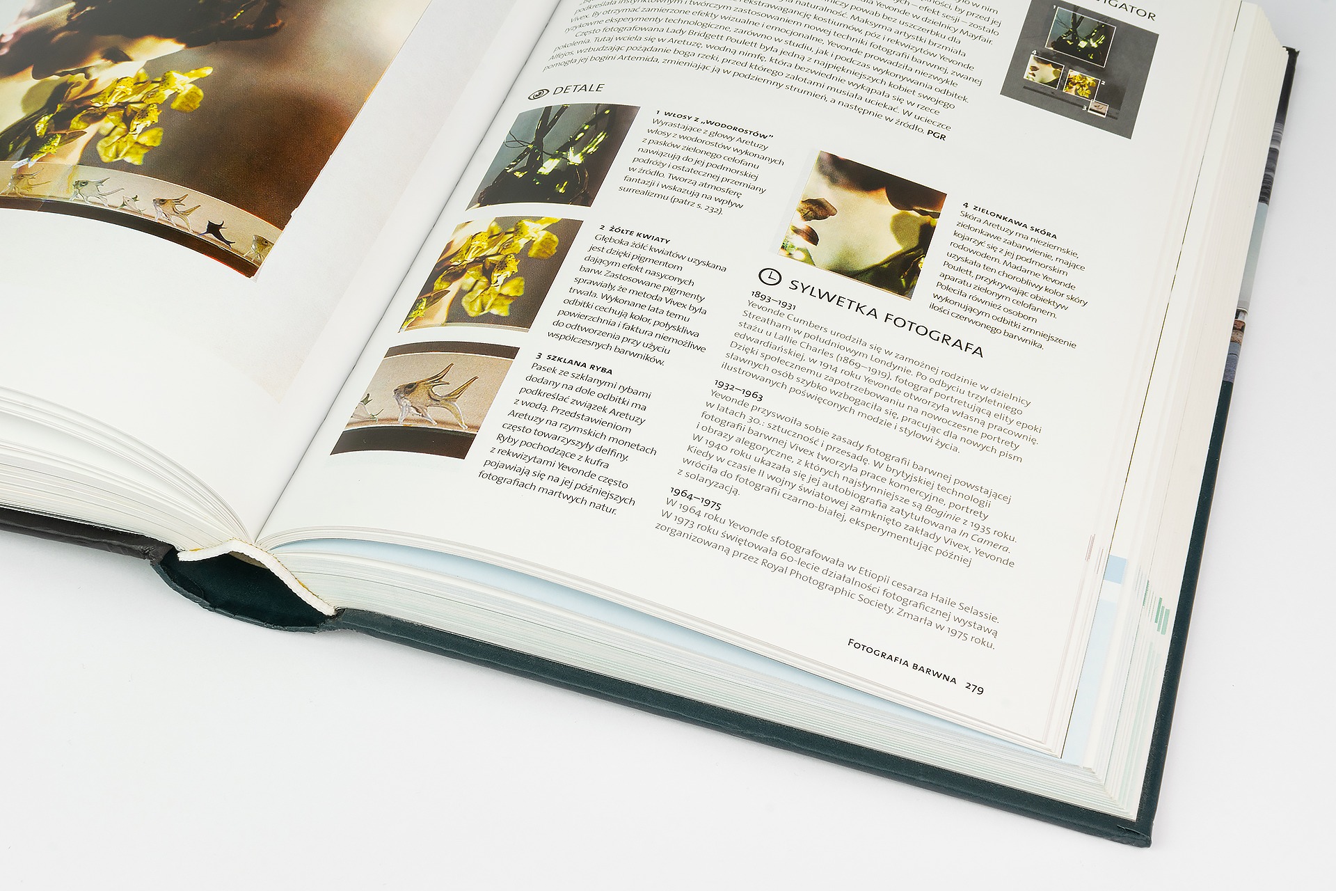 Otwarta książka z reprodukcjami barwnych fotografii Yevonde Cumbers, w tym portret alegoryczny Aretuzy z wodorostami, żółtymi kwiatami i szklanymi rybami.