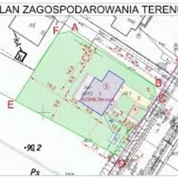 Skan planu zagospodarowania terenu z naniesionym obrysem budynku mieszkalnego, wymiarami działki i odległościami od granic, oznaczony literami A-F i numerami, z widocznymi elementami infrastruktury.