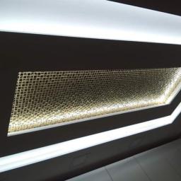 Podwieszany sufit w kuchni z oświetleniem ledowym.