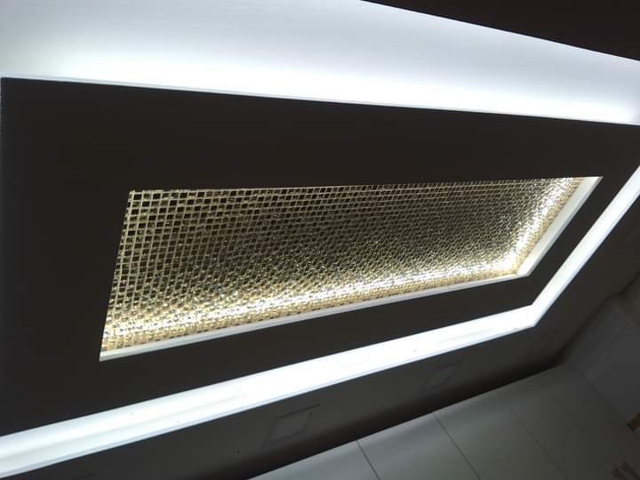 Podwieszany sufit w kuchni z oświetleniem ledowym.