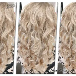 Blond, falowane włosy po zabiegu stylizacji, widoczne z tyłu, z efektem potrójnego odbicia.