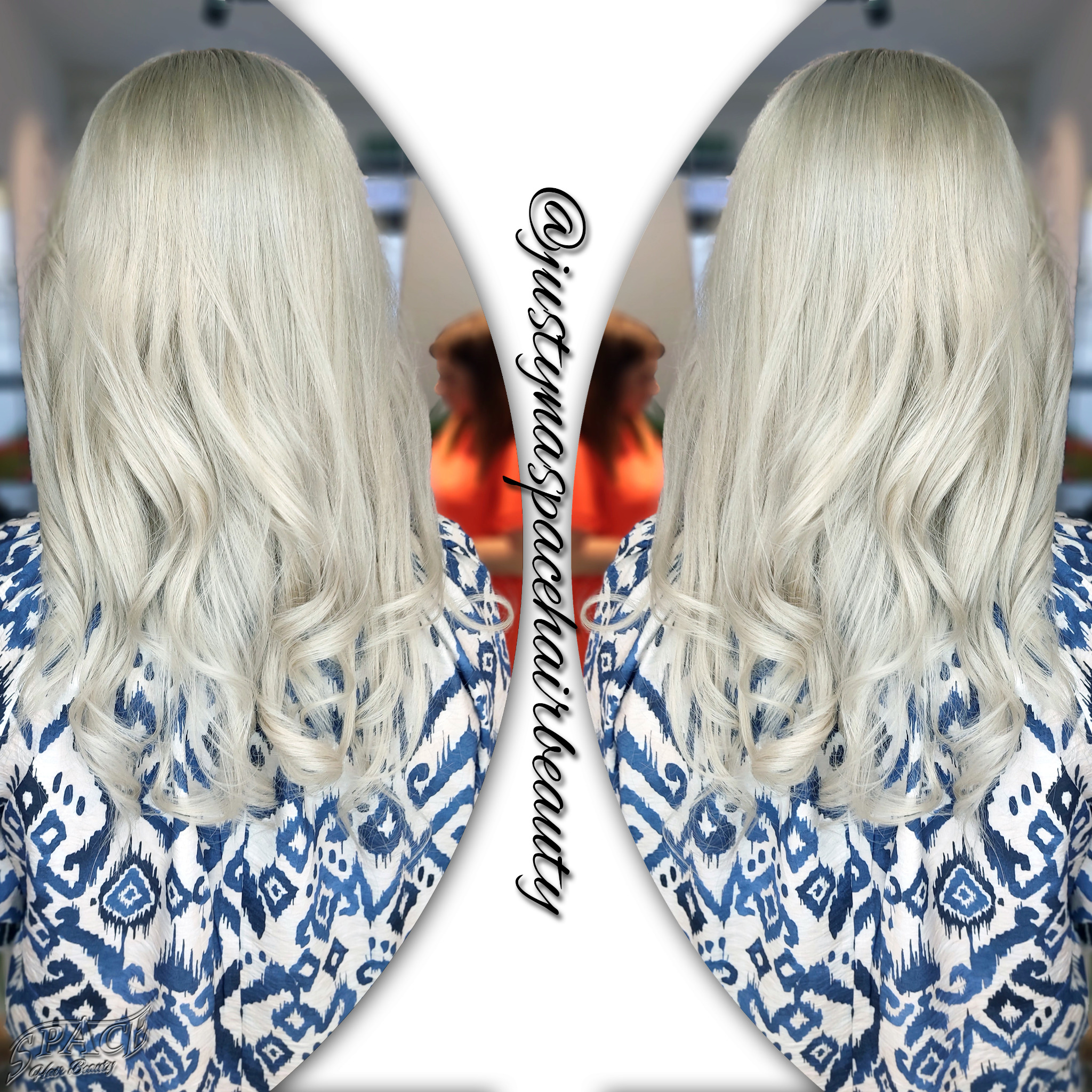 Widok z tyłu na długie, platynowe włosy z delikatnymi falami, ułożone na niebiesko-białej bluzce z wzorem ikat, w tle rozmyta sylwetka.