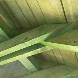 Impregnacja wieźby dachowej stanowi proces zabezpieczania drewnianych elementów konstrukcyjnych przed negatywnym wpływem warunków atmosferycznych, wilgoci oraz szkodliwego oddziaływania mikroorganizmów. 