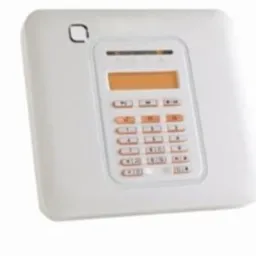 Centrala alarmowa z klawiaturą, pilotem, kontaktronem i trzema czujkami ruchu PIR na białym tle.