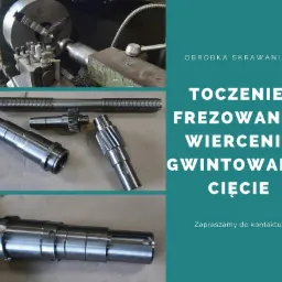 Metalowe elementy po obróbce skrawaniem, widoczny tokarka w tle, detale z gwintem, zębatka i tuleje.