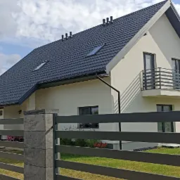 Realizacja ogrodzeniaoraz balustrady balkonowej w jednym stylu