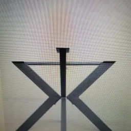 Stalowa podstawa stołu z nogami w kształcie litery X, z płaskowników z przyspawanymi mocowaniami do blatu, na jasnym tle.