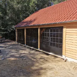 Drzwi garażowe stalowo-szklane, malowane proszkowo zgodnie z zamówieniem klienta.