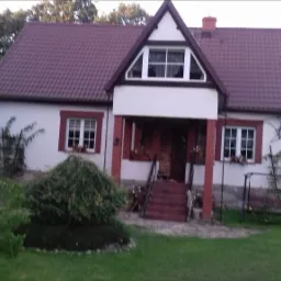 Przybudówka wraz z elewacją oraz nowy dach. Zadbaliśmy o róże po remoncie uwiązane do drabinki