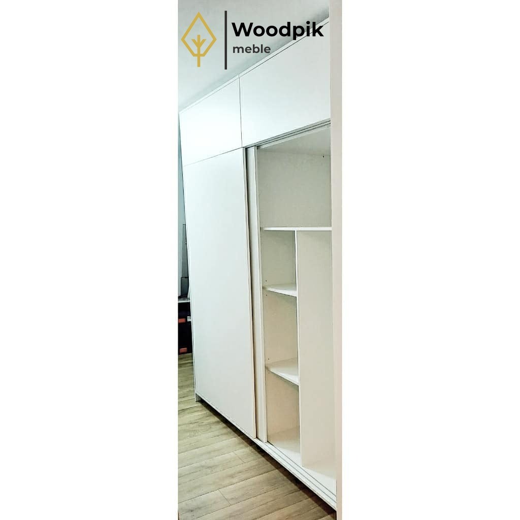 Biała szafa przesuwna z otwartymi drzwiami, ukazująca półki wewnątrz, z logo firmy Woodpik meble w górnym rogu.