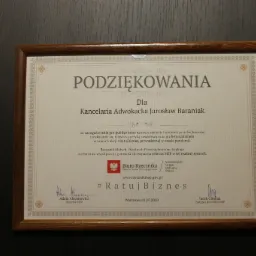 Oprawione podziękowanie dla Kancelarii Adwokackiej Jarosław Baraniak za zaangażowanie pro publico bono w akcji #RatujBiznes, podpisane przez Rzecznika Małych i Średnich Przedsiębiorców.