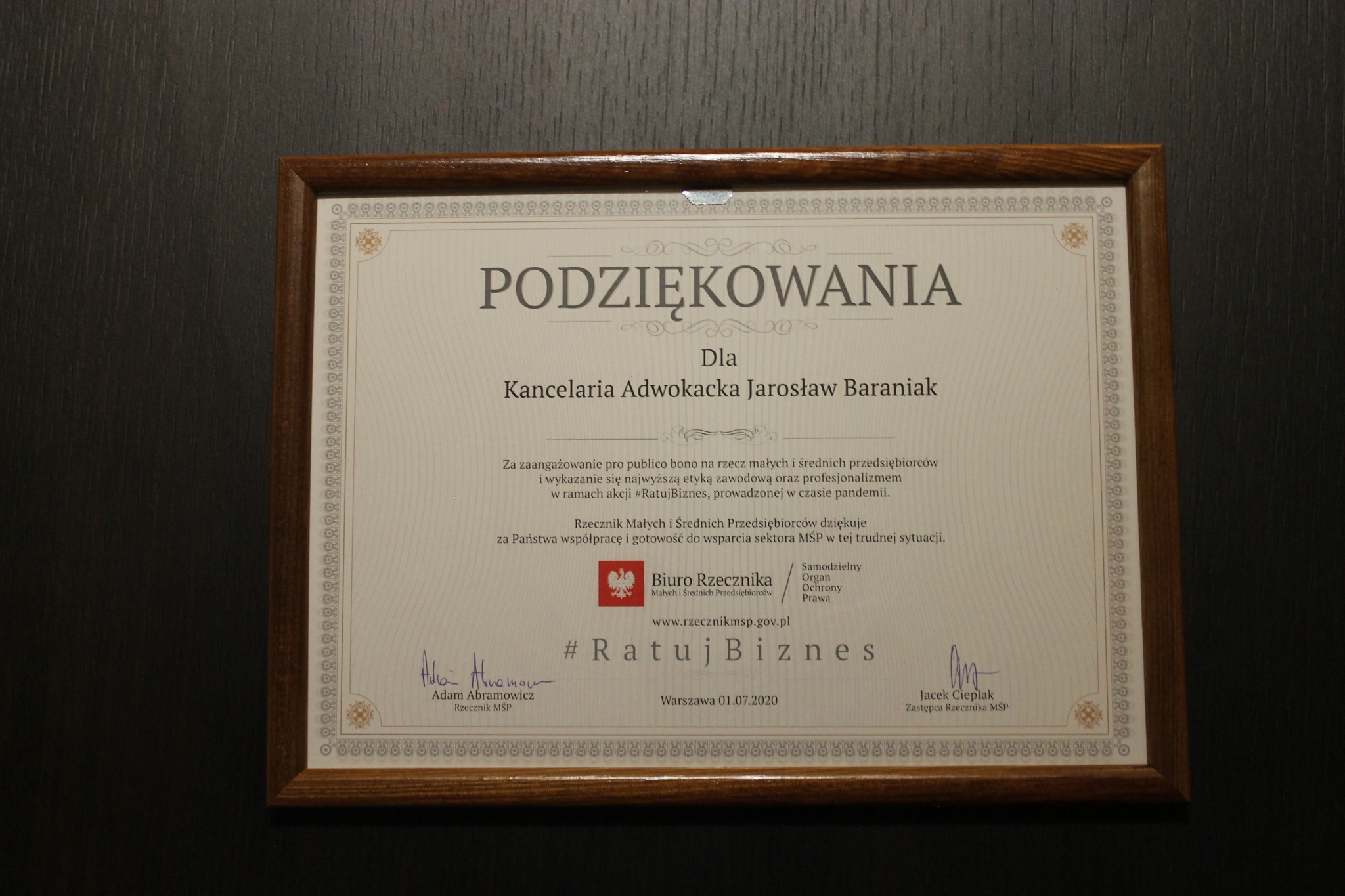 Oprawione podziękowanie dla Kancelarii Adwokackiej Jarosław Baraniak za zaangażowanie pro publico bono w akcji #RatujBiznes, podpisane przez Rzecznika Małych i Średnich Przedsiębiorców.