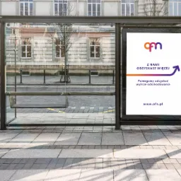 Przystanek autobusowy z plakatem reklamowym firmy OFN, promującym odzyskiwanie wyższych odszkodowań.