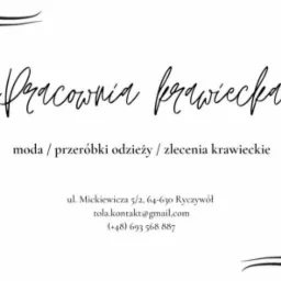 Elegancka wizyt&oacute;wka pracowni krawieckiej z ozdobnymi narożnikami, prezentująca nazwę, zakres usług (moda, przer&oacute;bki odzieży, zlecenia krawieckie) oraz dane kontaktowe.