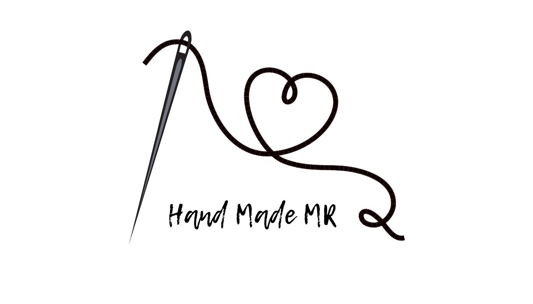 Grafika wektorowa przedstawiająca igłę z czarną nitką ułożoną w kształt serca, poniżej napis 'Hand Made MR'.