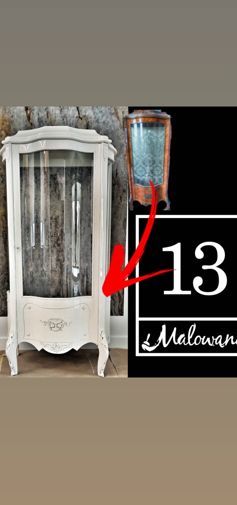 Biała, odnowiona witryna w stylu vintage, z widocznymi śladami ręcznej renowacji i dekoracyjnymi detalami, na tle ściany o teksturze kamienia. W tle wstawka z innym meblem i logotypem firmy...