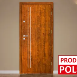 Drewniane drzwi wejściowe z dwoma pionowymi, białymi paskami, zamontowane w ścianie, oświetlone dwoma kinkietami, z naklejką 'Produkt Polski' w prawym dolnym rogu.