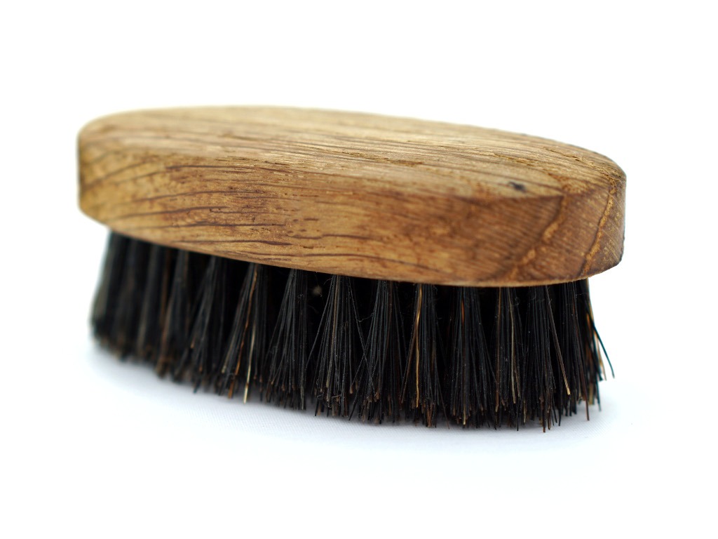 Szczegółowe ujęcie szczotki z drewnianą rączką i ciemnym włosiem na białym tle, prezentowane w Bełchatowie.