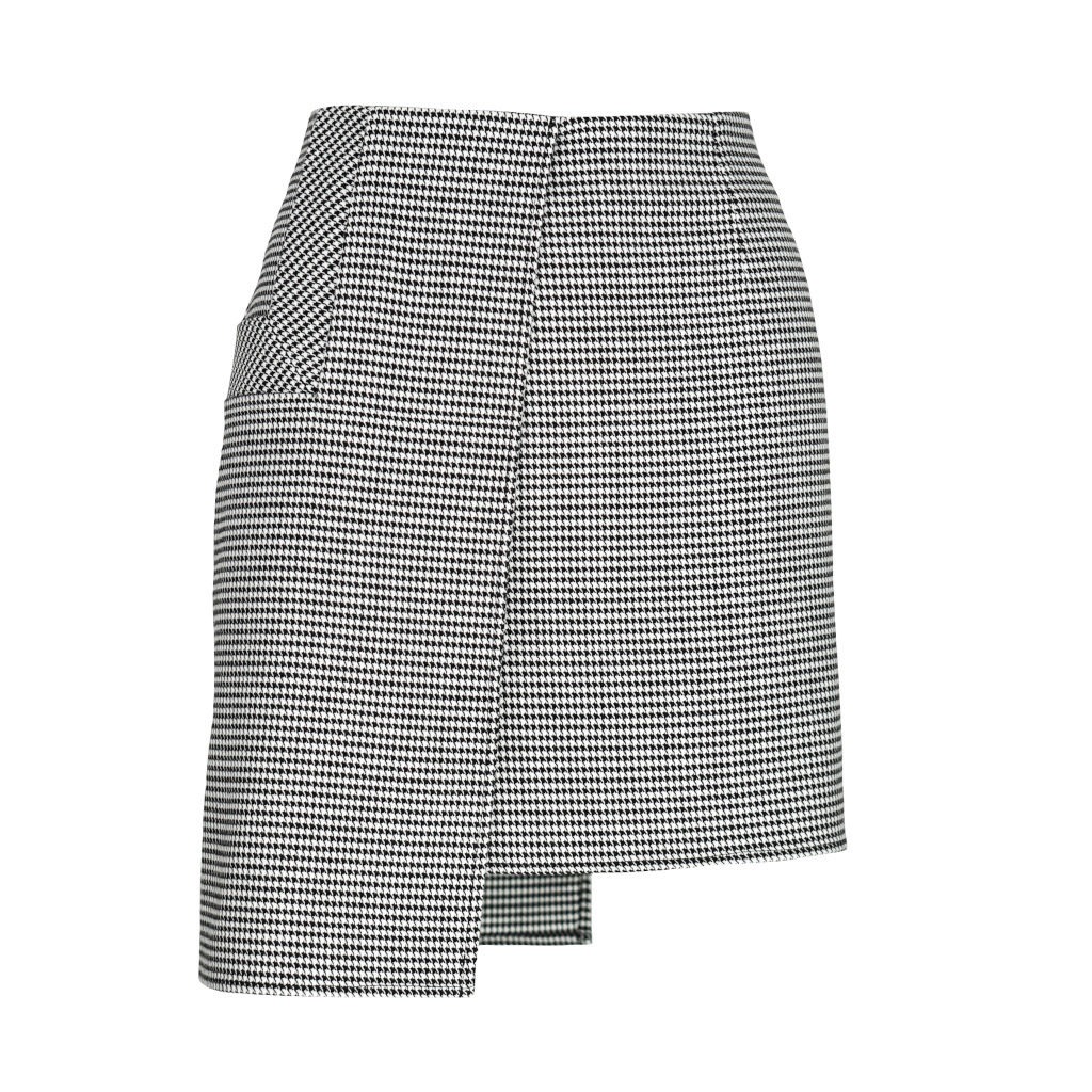 Krótka spódnica mini w czarno-białą pepitkę z asymetrycznym krojem i widoczną podszewką, prezentowana na białym tle.