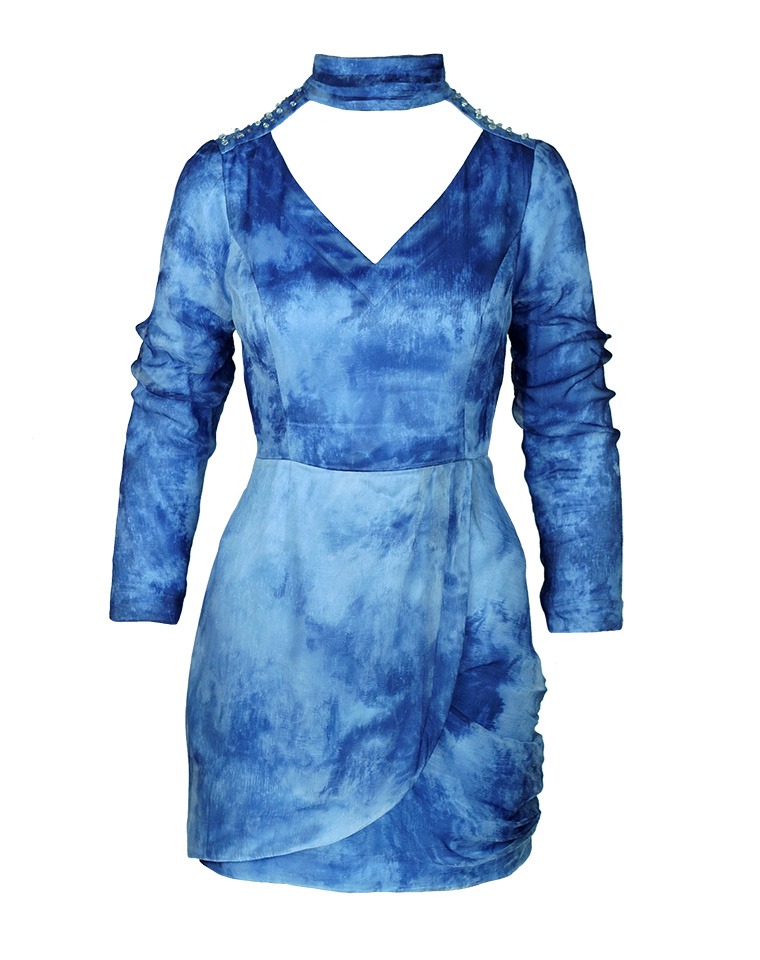 Krótka, dopasowana sukienka w odcieniach błękitu z efektem tie-dye, dekoltem w kształcie litery V i stójką zdobioną drobnymi koralikami przy ramionach.