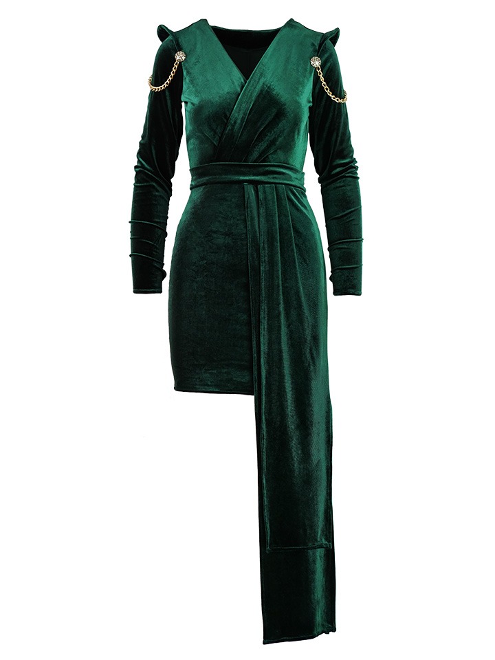 Elegancka, szmaragdowa sukienka z aksamitu z długimi rękawami, drapowanym dekoltem i asymetrycznym dołem, ozdobiona złotymi łańcuszkami na ramionach.