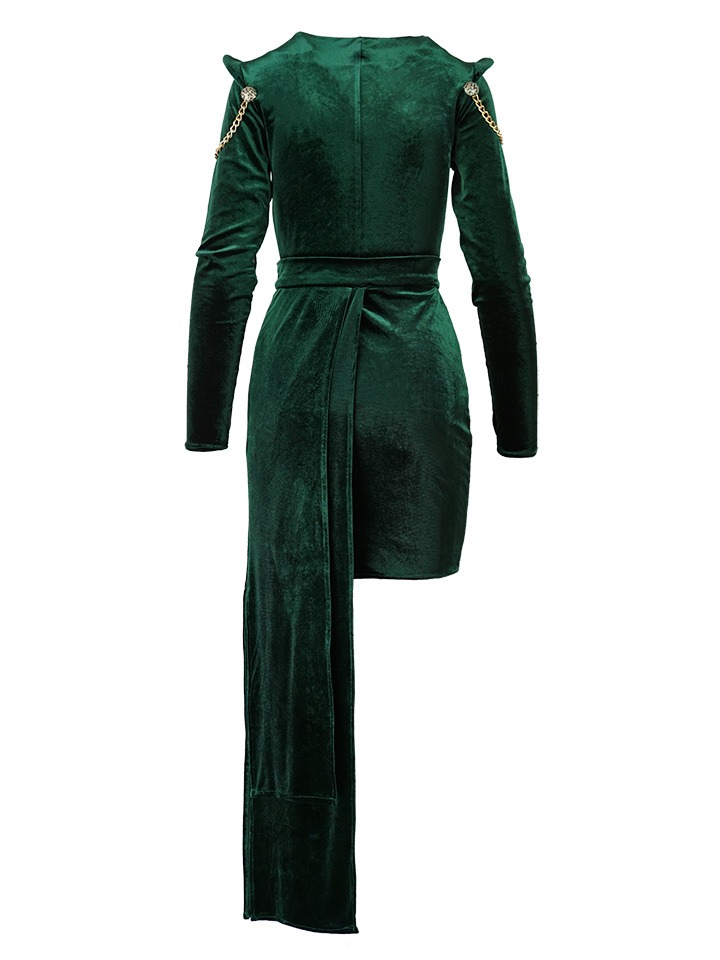 Elegancka, szmaragdowa, welurowa sukienka mini z długim rękawem, asymetrycznym dołem i złotymi łańcuszkami na ramionach, widok z tyłu na białym tle.